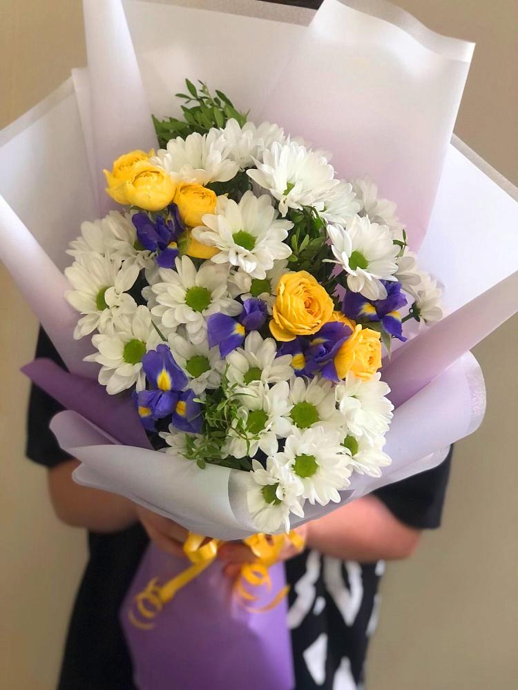 Букет цветов из: Ирисы, Хризантемы и Розы в Красково