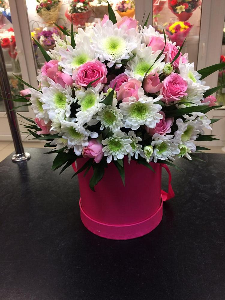 Цветочная композиция из Розы и Хризантемы в шляпной коробке в Красково